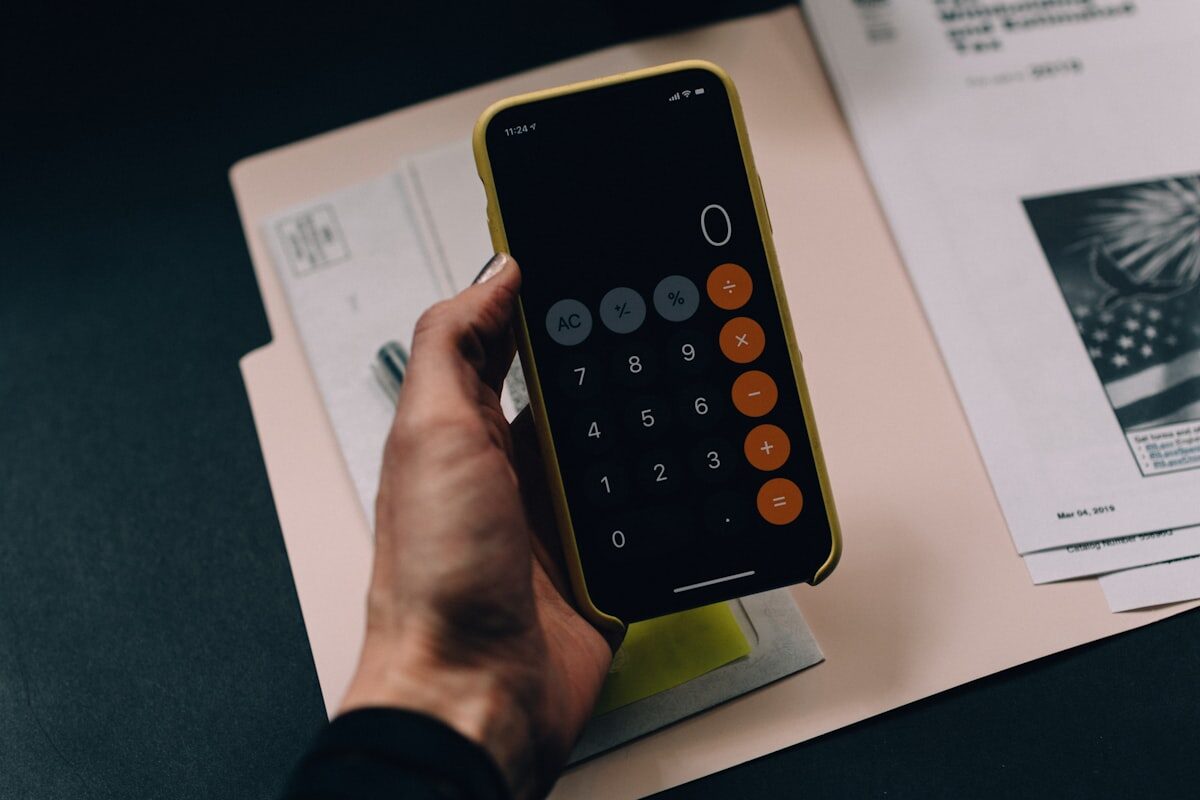 Calculatrice et documents pour calculer sa capacité d'emprunt immobilier
