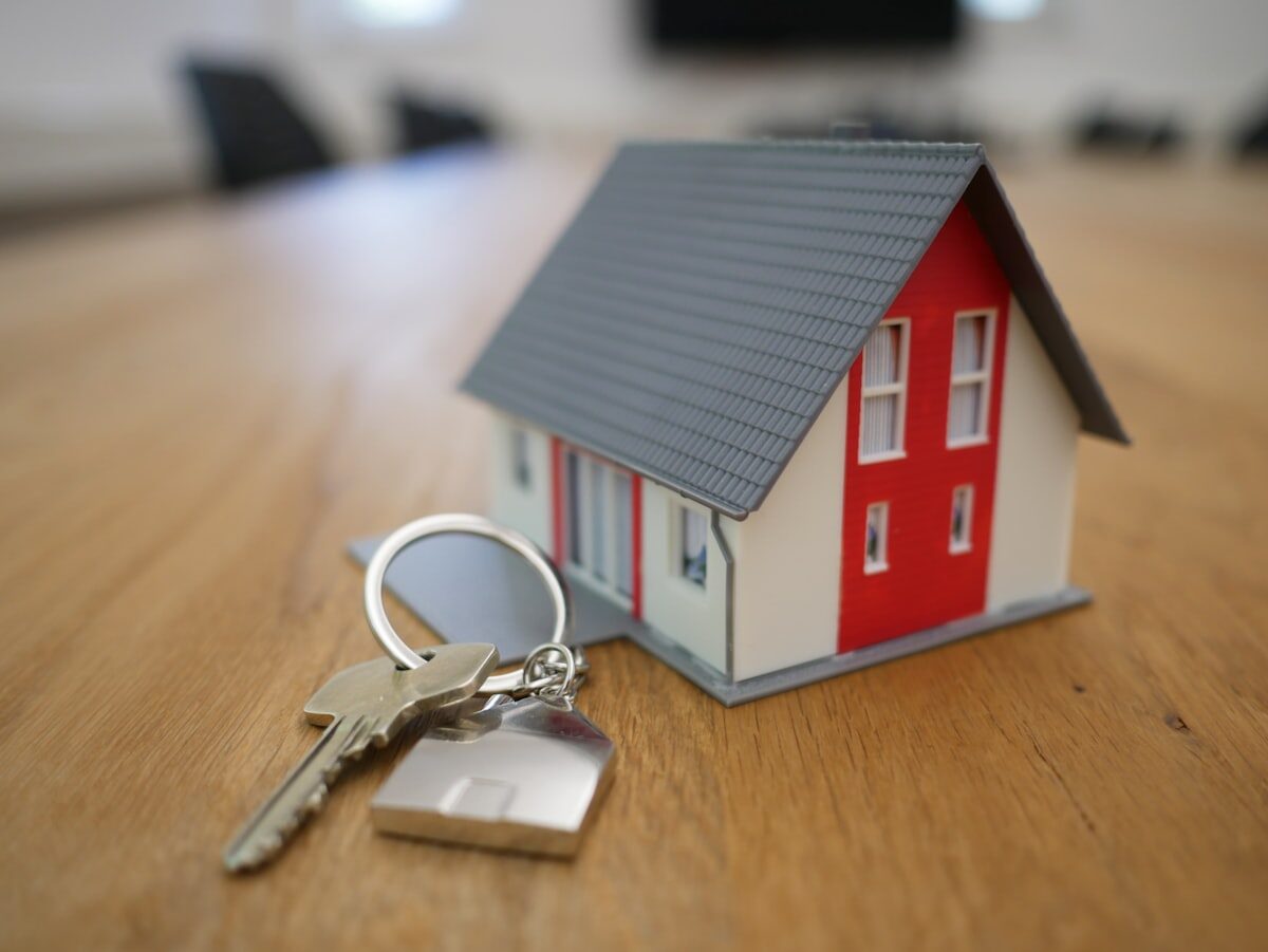 Maison à vendre avec panneau immobilier