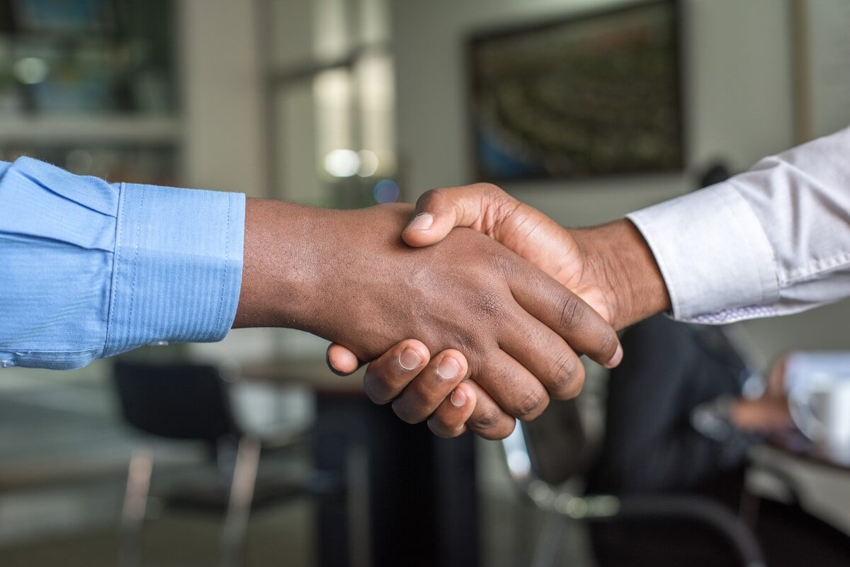 Poignée de main après signature compromis de vente
